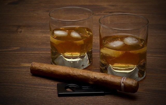 whisky a doutník, báječná kombinace