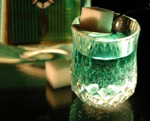 Sklenka opojného absintu