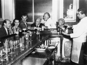 Ernest Hemingway v havanském baru