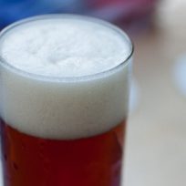 Altbier a jeho měděná barva a hustá pěna