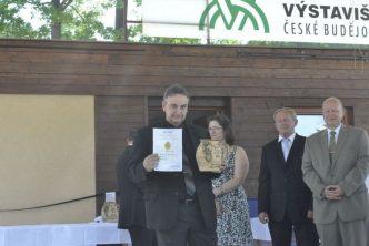 Petr Hauskrecht, vrchní sládek a ředitel pivovaru Krušovice, přebírá ocenění
