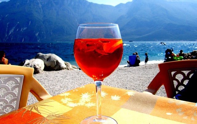 Prosecco je tradiční součástí oblíbeného míchaného drinku Aperol Spritz