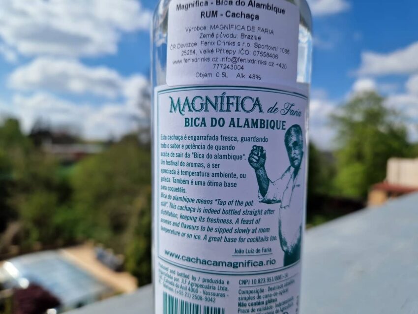 Magnífica Cachaca Bica do Alambique 