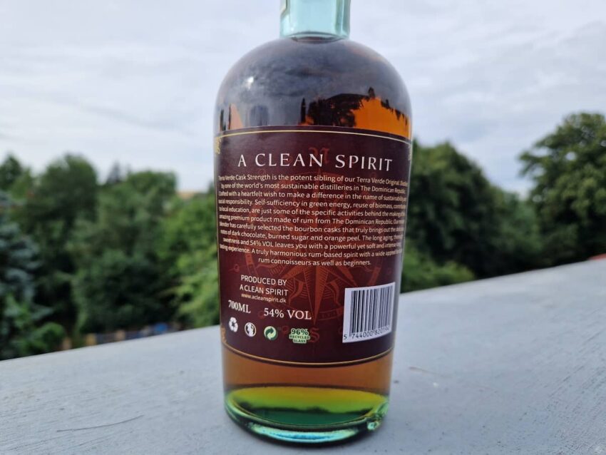 Zadní strana rumu a jeho barva v lahvi